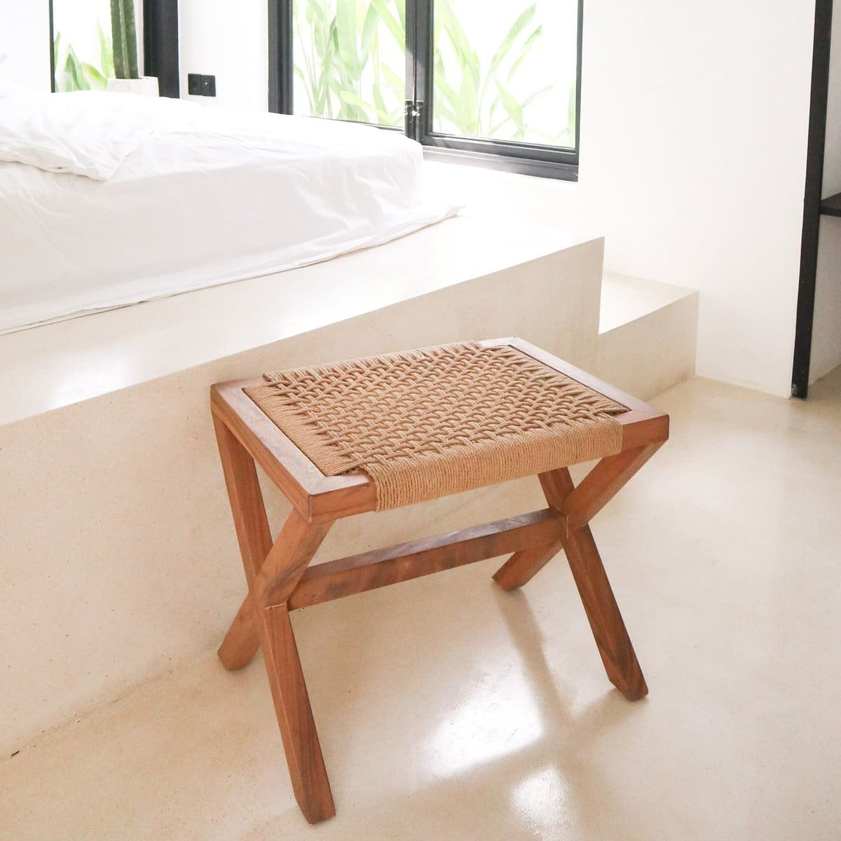 Tabouret artisanal en Trembesi – Design éthique et naturel d’Indonésie