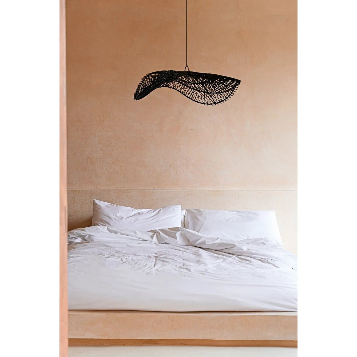 Suspension en rotin noir – Le Chapeau L, création artisanale inspirée du design organique (neuf)