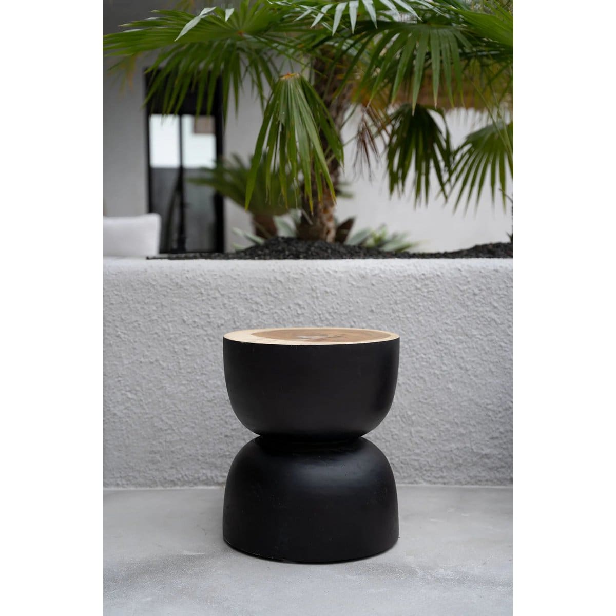 Tabouret noir – Forme organique en bois massif suar, finition charbon (création neuve)