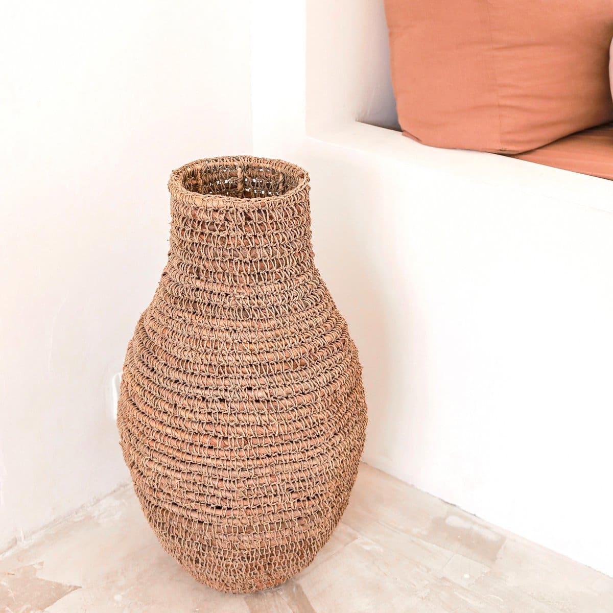 Vase en fibres naturelles – Élégance brute du raphia et de la fibre de banane (fait main à Java)
