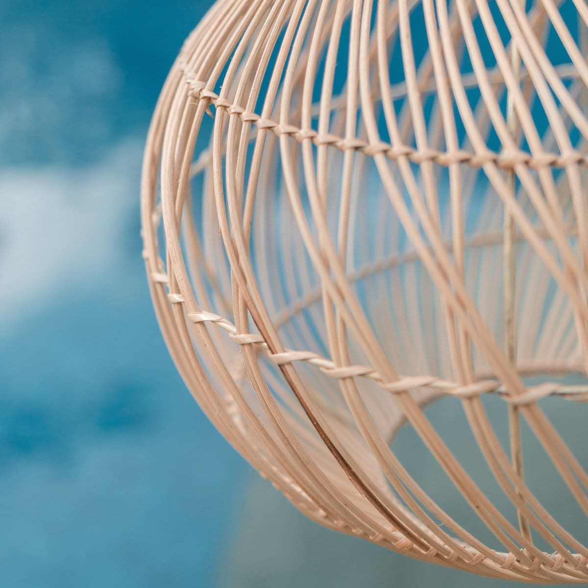 Suspension artisanale beige – Motifs lumineux en rotin tressé, Bali