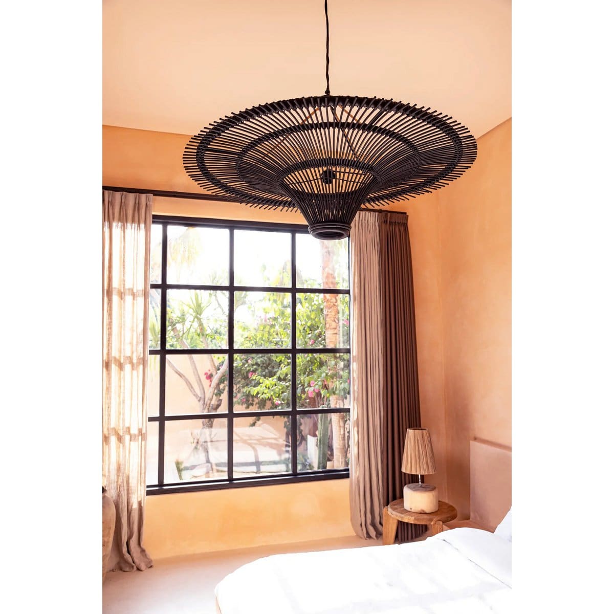 Suspension en rotin noir – Modèle Le Ciel XXL, création artisanale contemporaine (neuve)