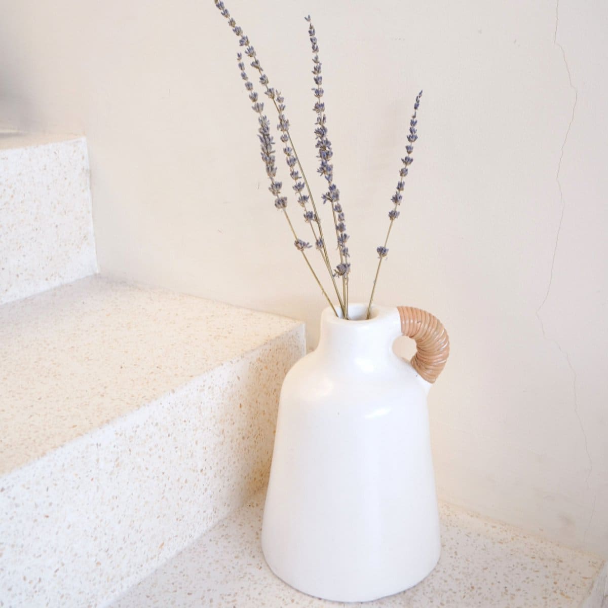 Vase Sana en argile blanche – Anse en rotin naturel, pièce artisanale (neuf)