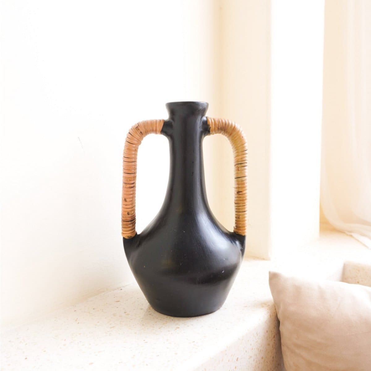 Vase en argile noire pour fleurs séchées – Forme antique et finitions artisanales de Java