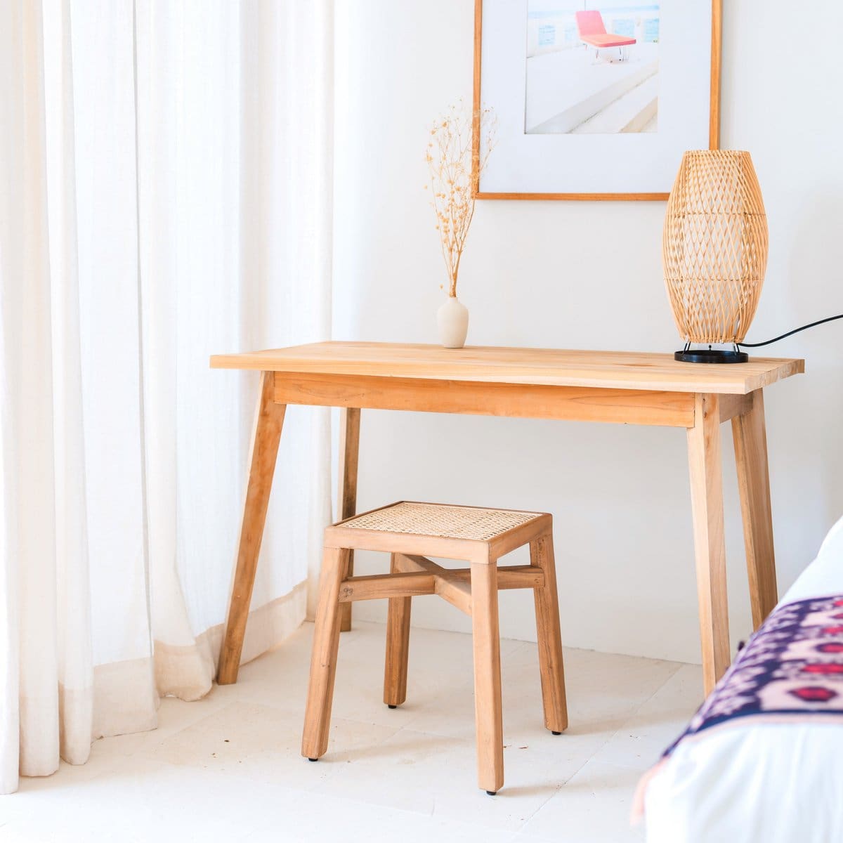 Tabouret carré fait main – Bois de trembesi et assise en rotin tressé, modèle Subang (neuf)