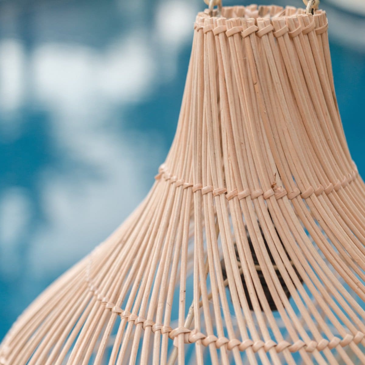 Suspension artisanale beige – Motifs lumineux en rotin tressé, Bali