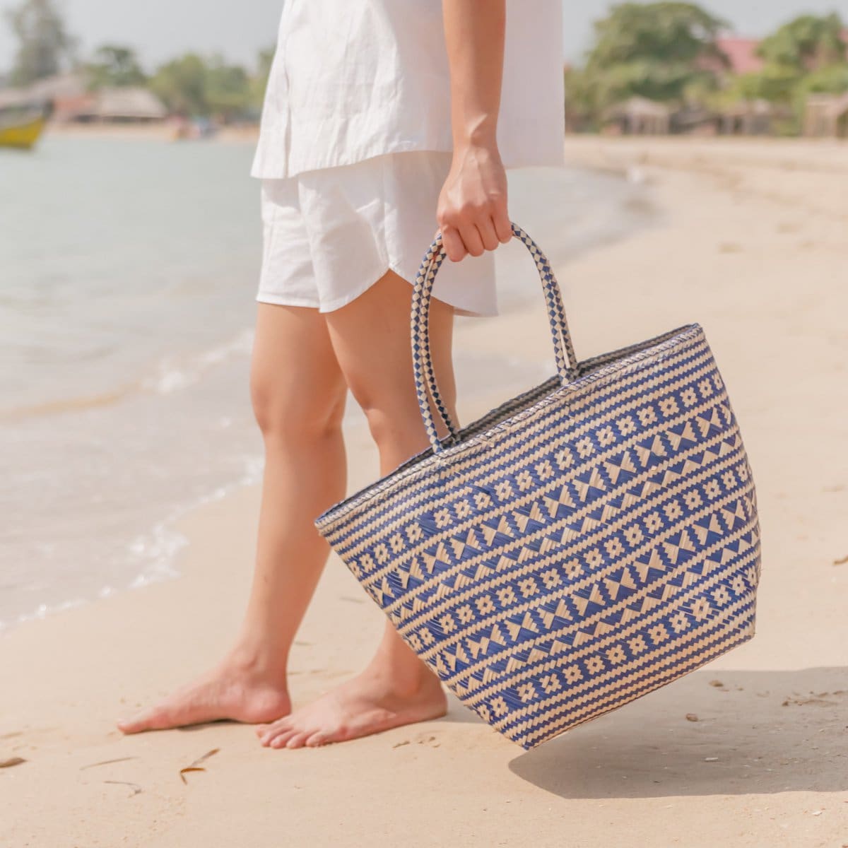 Sac de plage Kidul – Tressage en rotin bleu et naturel, fait main à Bali (neuf)