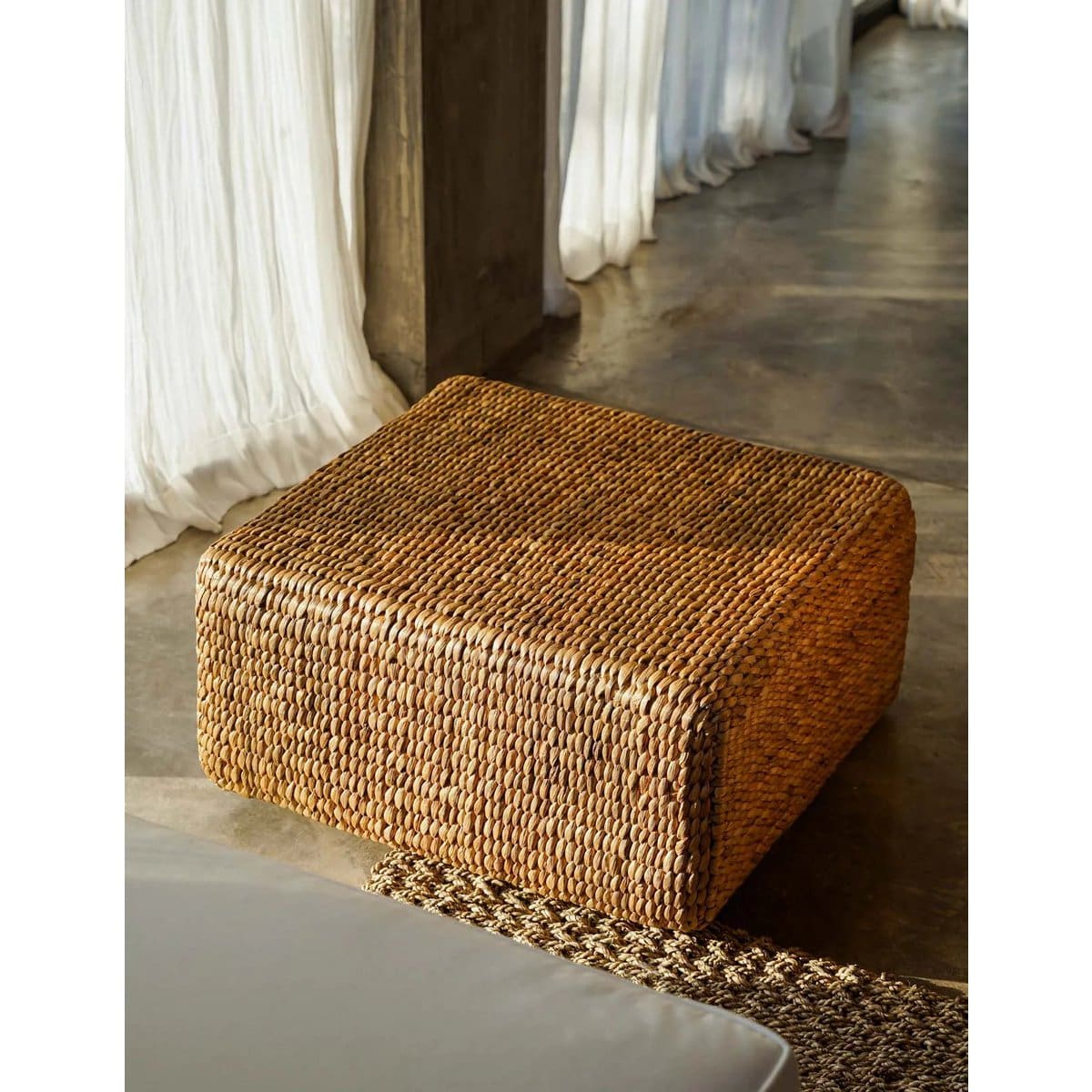Pouf Jacinthe – Taille M, élégance artisanale en seagrass et rotin tressé