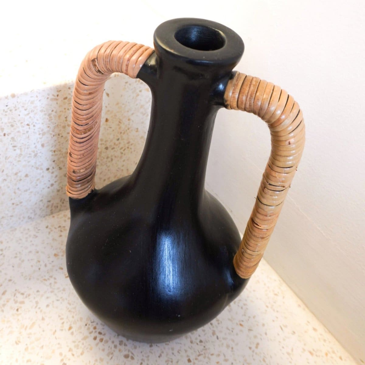 Vase en argile noire pour fleurs séchées – Forme antique et finitions artisanales de Java
