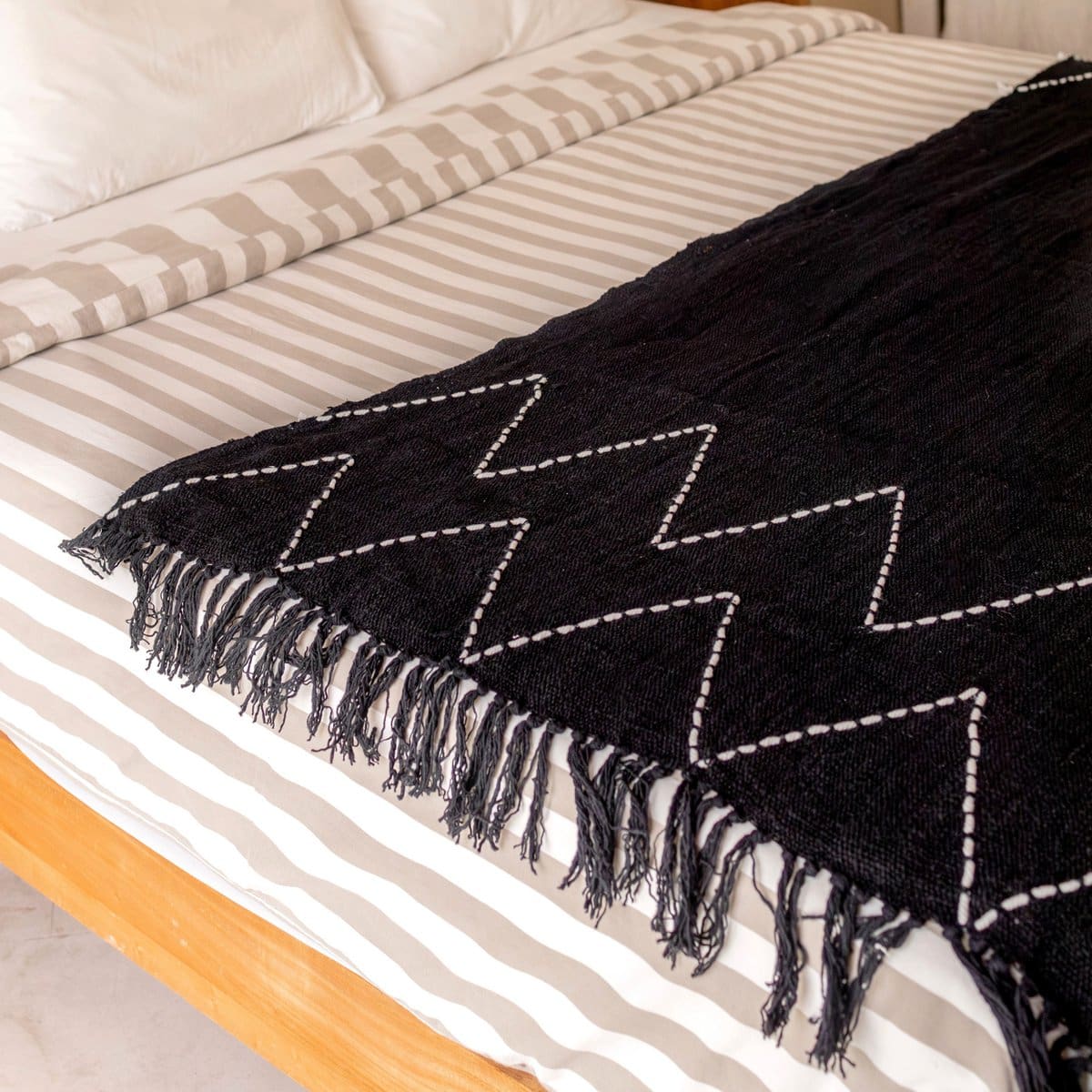 Jeté bohème en coton – Design noir et blanc avec franges, fabrication artisanale Linggah