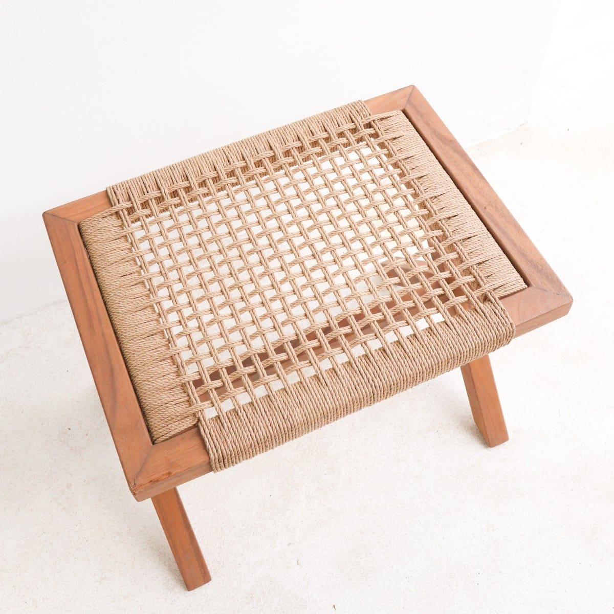 Tabouret artisanal en Trembesi – Design éthique et naturel d’Indonésie