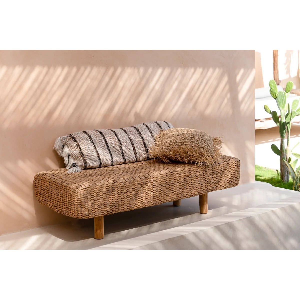 Banc Naturel en Jacinthe d’Eau – Élégance Tressée & Conscience Écologique