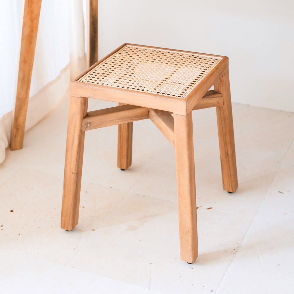 Tabouret carré fait main – Bois de trembesi et assise en rotin tressé, modèle Subang (neuf)