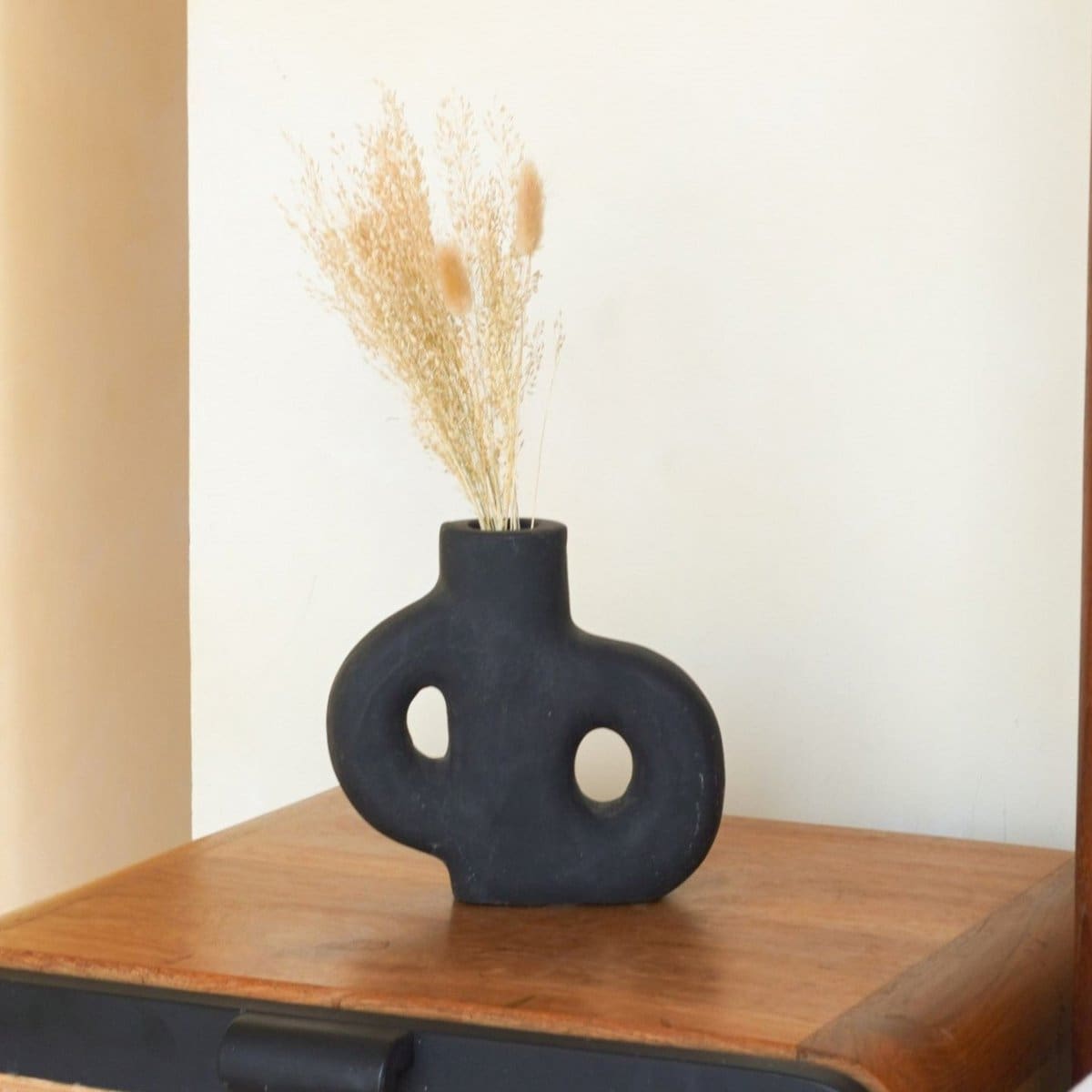 Vase fleurs séchées – Design organique en argile artisanale de Java (création neuve)