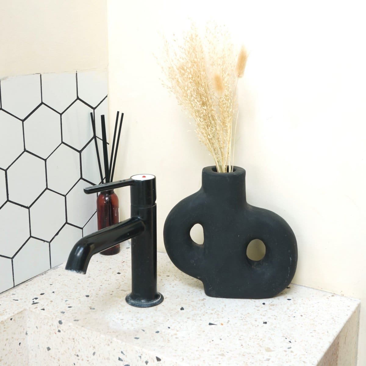 Vase fleurs séchées – Design organique en argile artisanale de Java (création neuve)