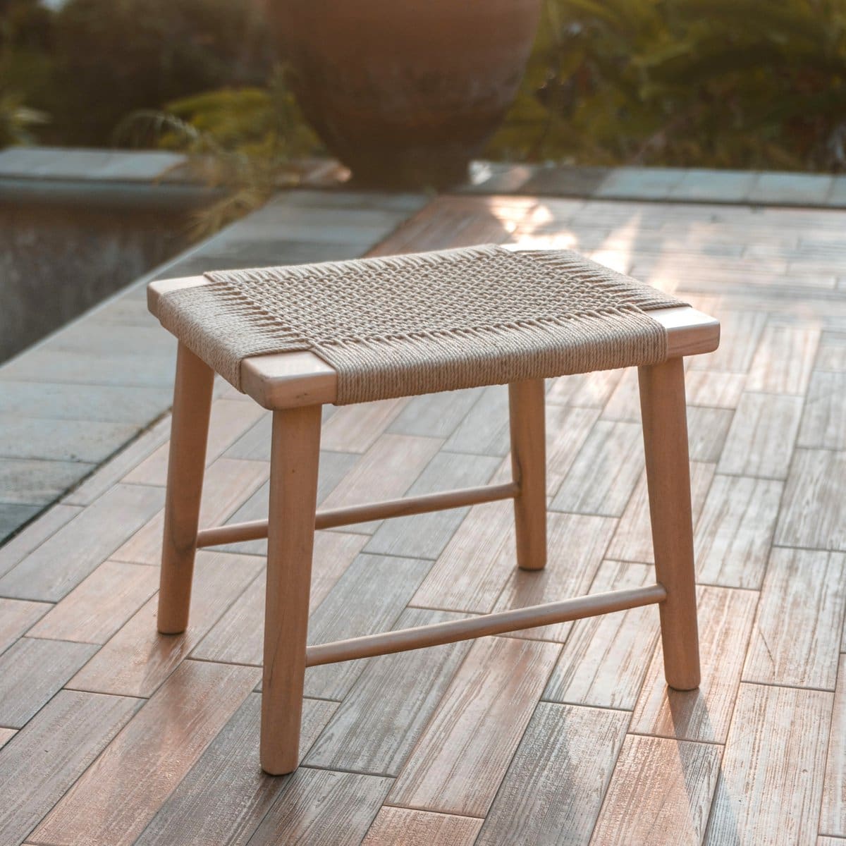 Tabouret artisanal Sunda – Bois durable et fibres tressées à la main, 55x45x45 cm