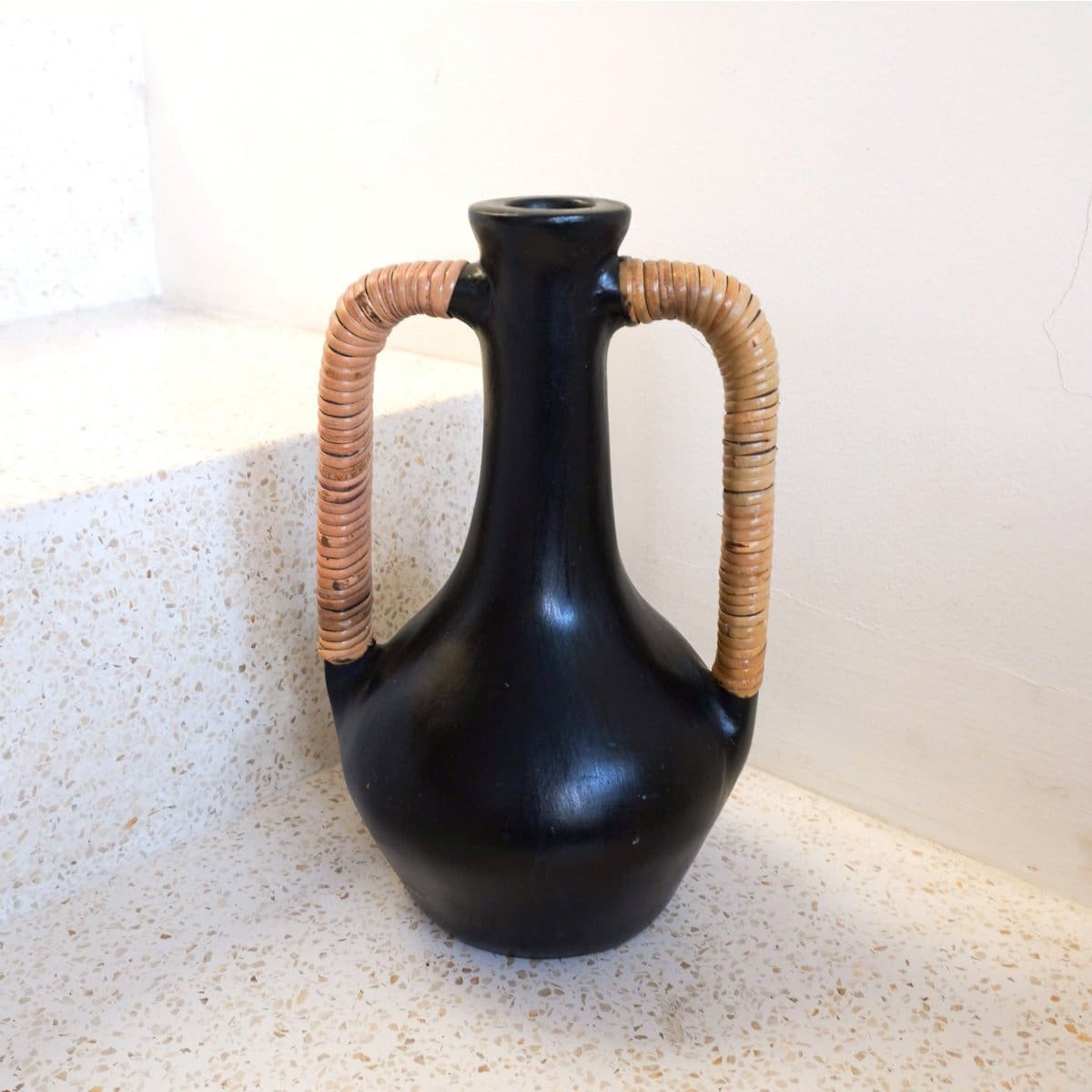 Vase en argile noire pour fleurs séchées – Forme antique et finitions artisanales de Java