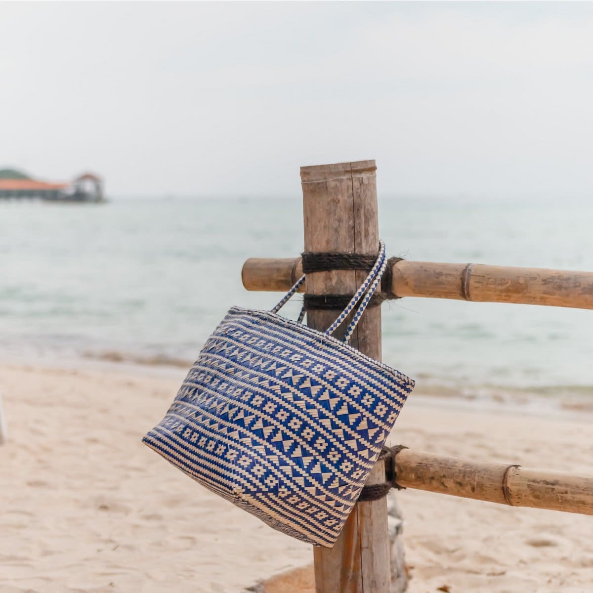 Sac de plage Kidul – Tressage en rotin bleu et naturel, fait main à Bali (neuf)