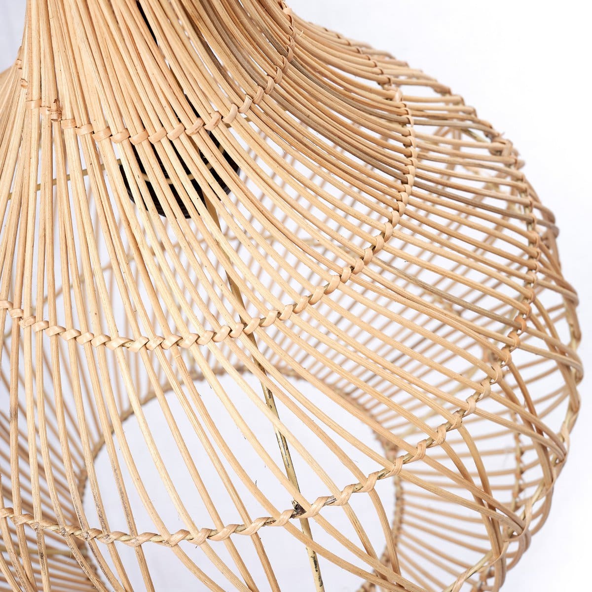 Suspension artisanale beige – Motifs lumineux en rotin tressé, Bali