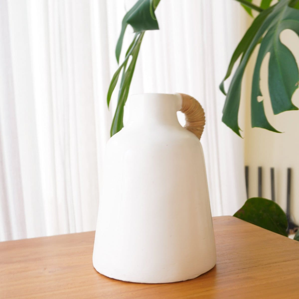 Vase Sana en argile blanche – Anse en rotin naturel, pièce artisanale (neuf)
