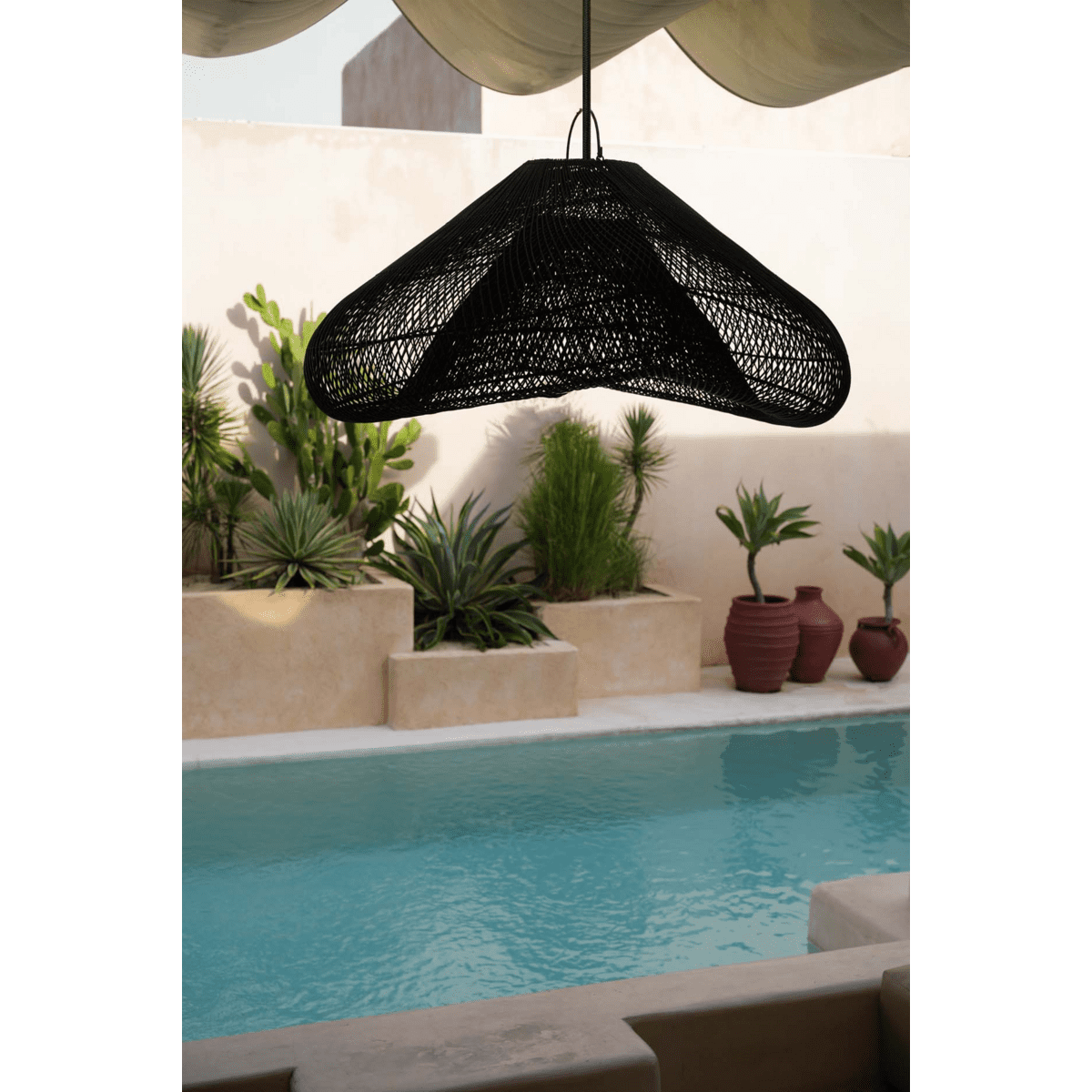 Lampe à suspension en rotin noir – The Cloud, sculpture lumineuse XXL faite main