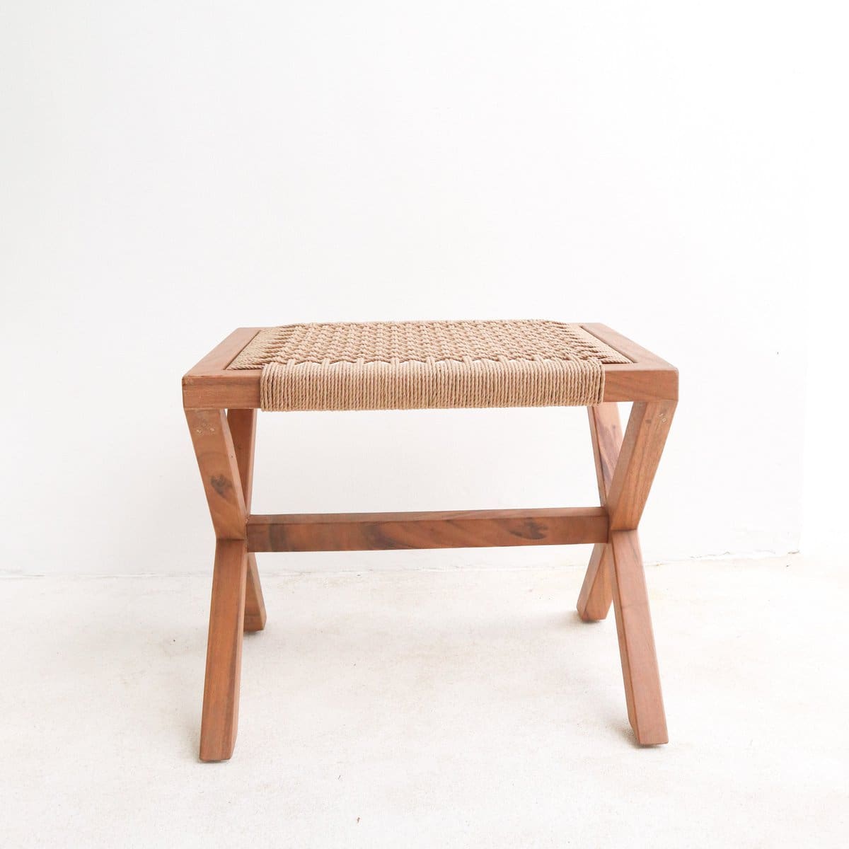 Tabouret artisanal en Trembesi – Design éthique et naturel d’Indonésie