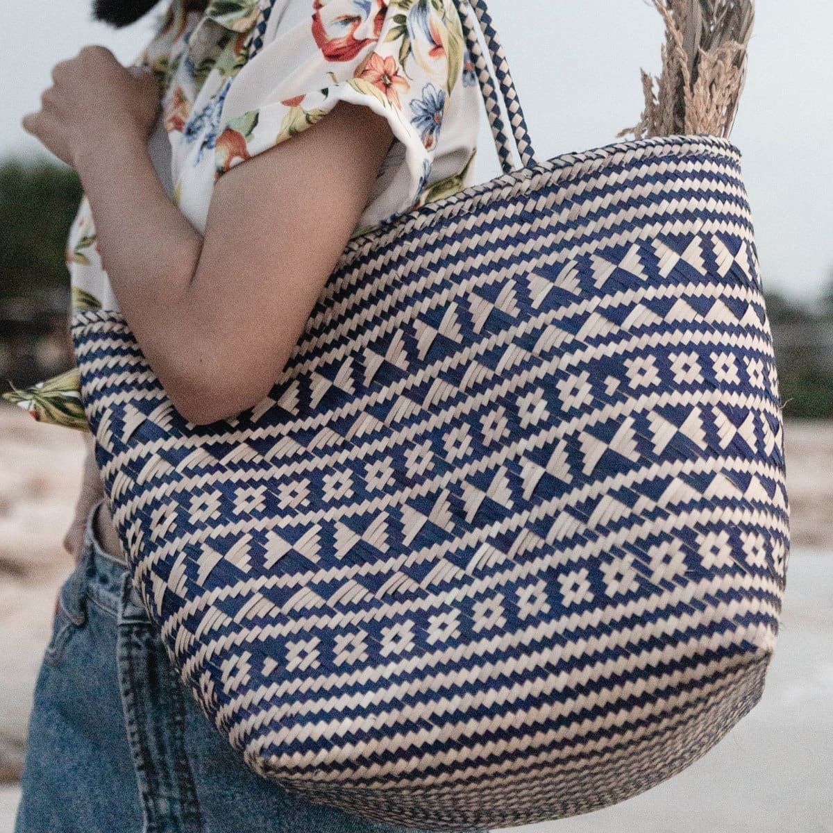 Sac de plage Kidul – Tressage en rotin bleu et naturel, fait main à Bali (neuf)