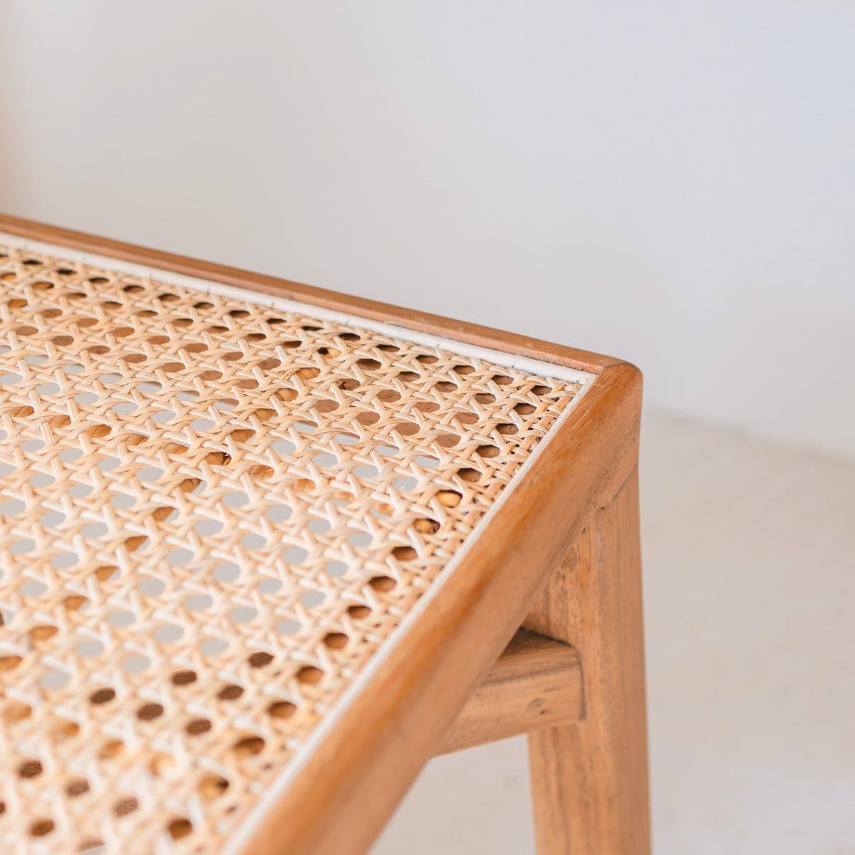 Tabouret carré fait main – Bois de trembesi et assise en rotin tressé, modèle Subang (neuf)