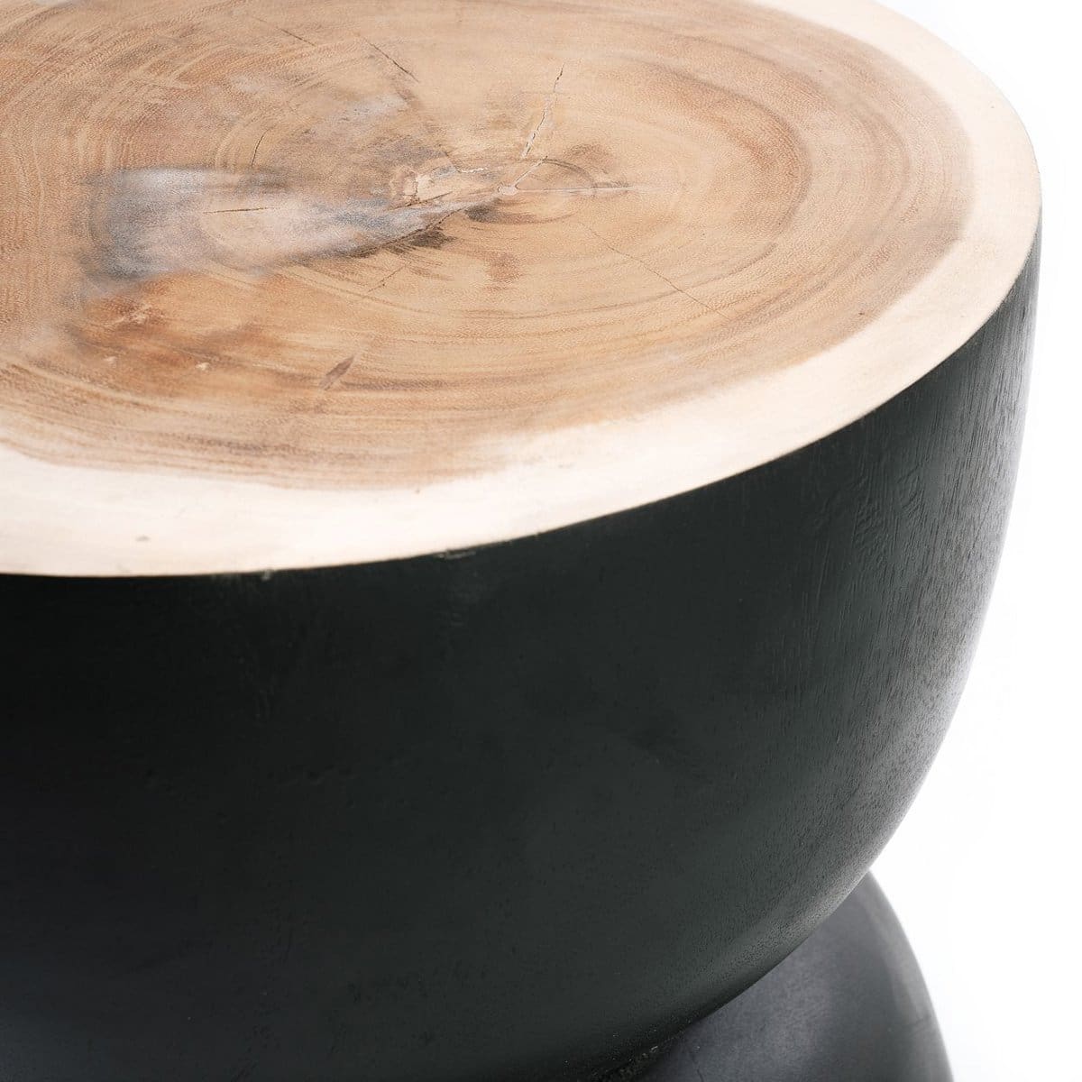 Tabouret noir – Forme organique en bois massif suar, finition charbon (création neuve)