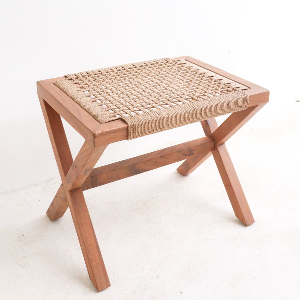 Tabouret artisanal en Trembesi – Design éthique et naturel d’Indonésie