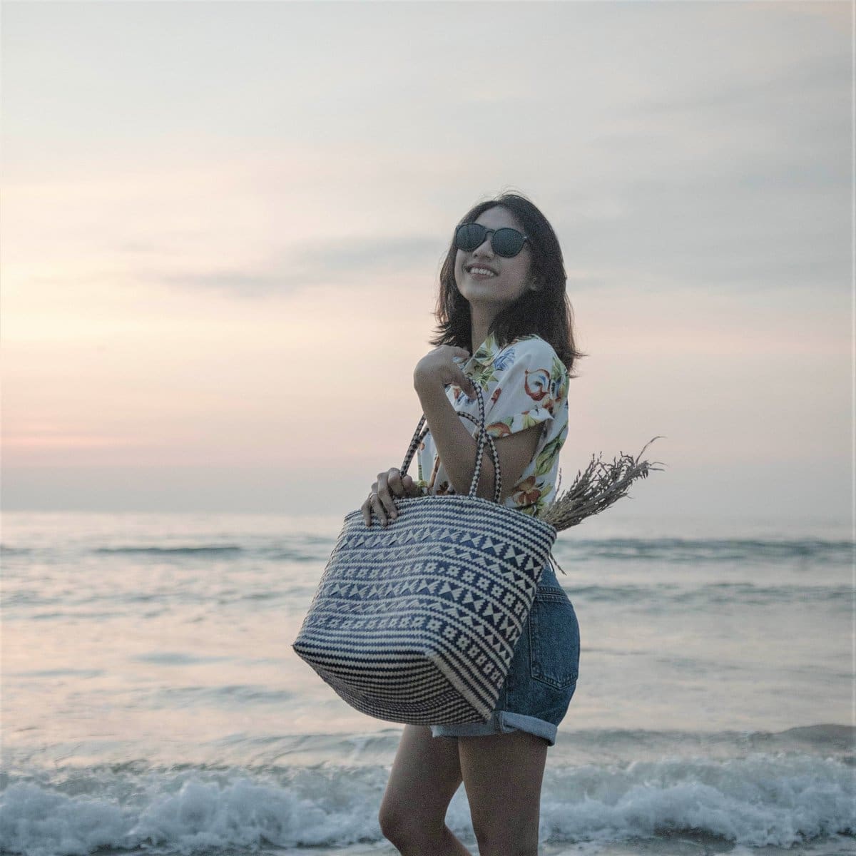 Sac de plage Kidul – Tressage en rotin bleu et naturel, fait main à Bali (neuf)