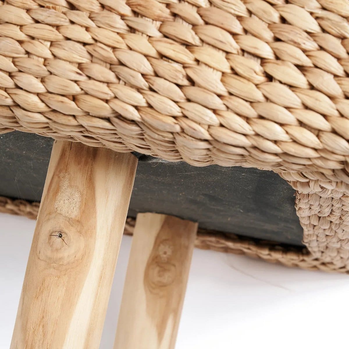 Banc Naturel en Jacinthe d’Eau – Élégance Tressée & Conscience Écologique