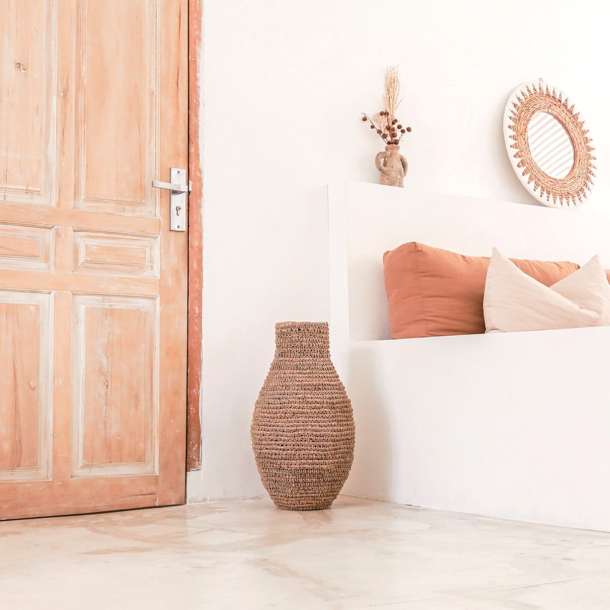 Vase en fibres naturelles – Élégance brute du raphia et de la fibre de banane (fait main à Java)