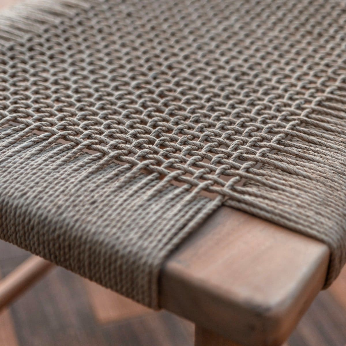 Tabouret artisanal Sunda – Bois durable et fibres tressées à la main, 55x45x45 cm