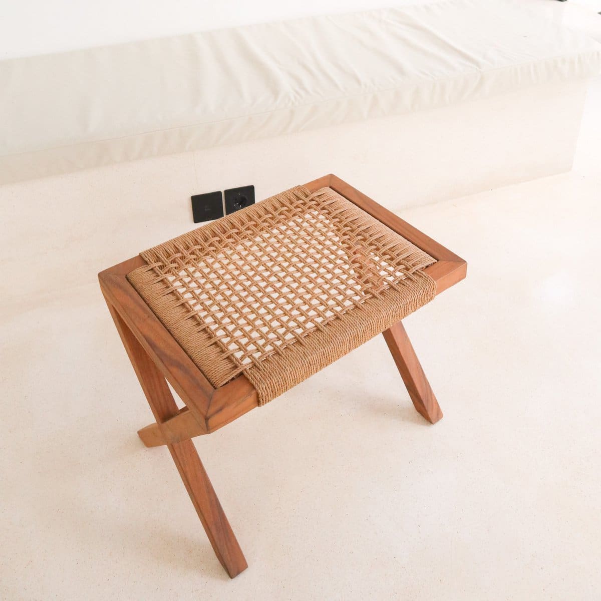 Tabouret artisanal en Trembesi – Design éthique et naturel d’Indonésie
