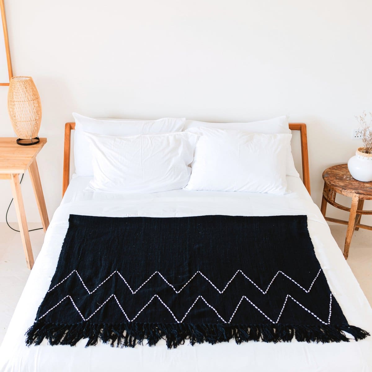Jeté bohème en coton – Design noir et blanc avec franges, fabrication artisanale Linggah