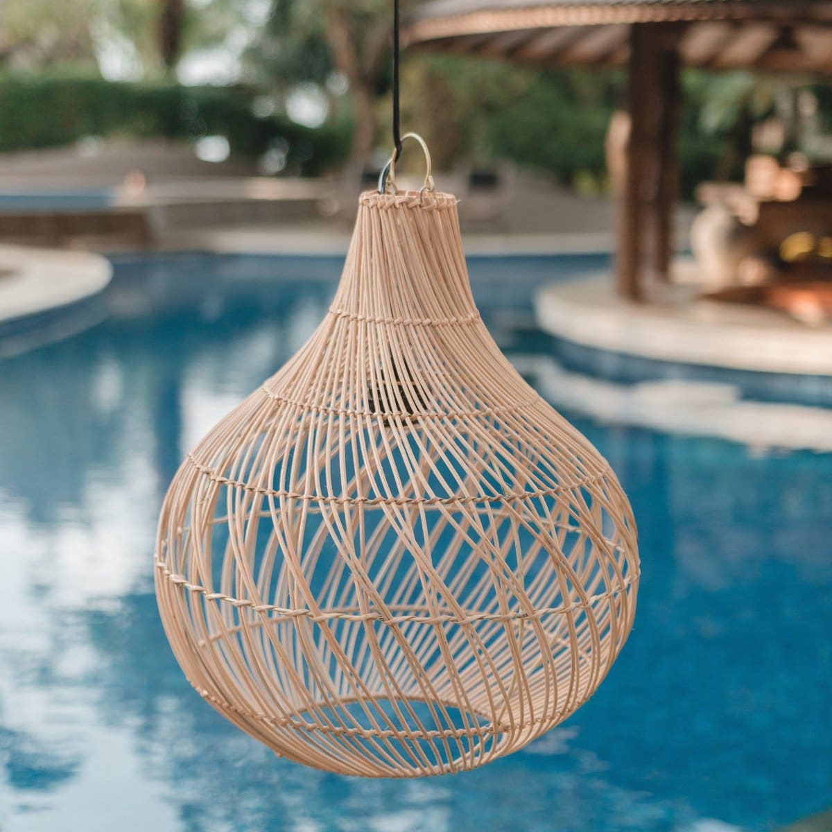Suspension artisanale beige – Motifs lumineux en rotin tressé, Bali