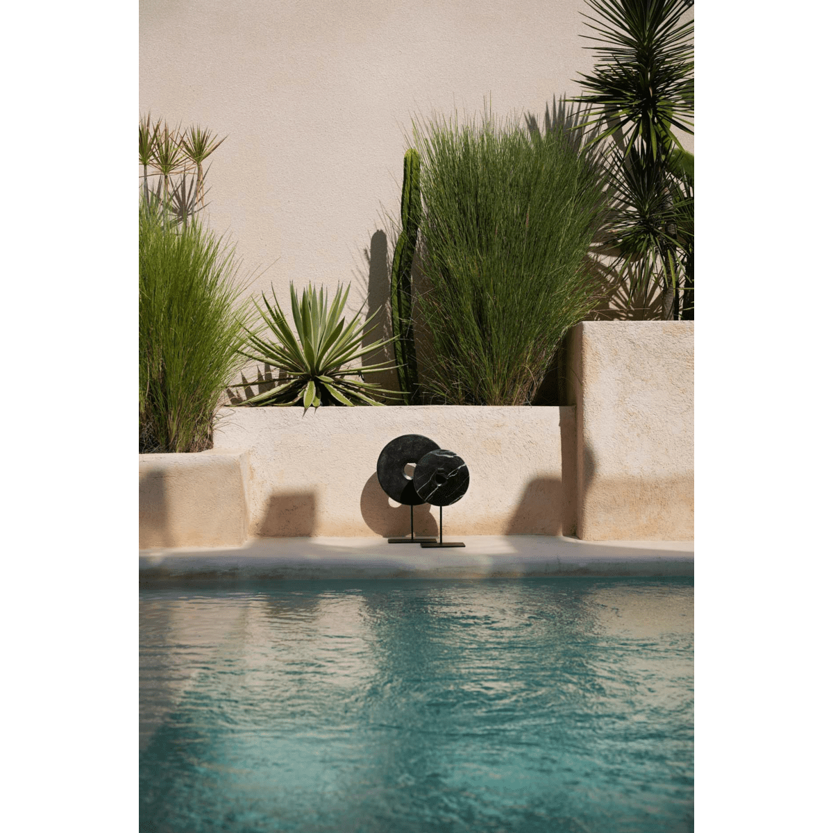 Totem Contemporain – Sculpture circulaire en marbre massif noir, création récente (taille M)