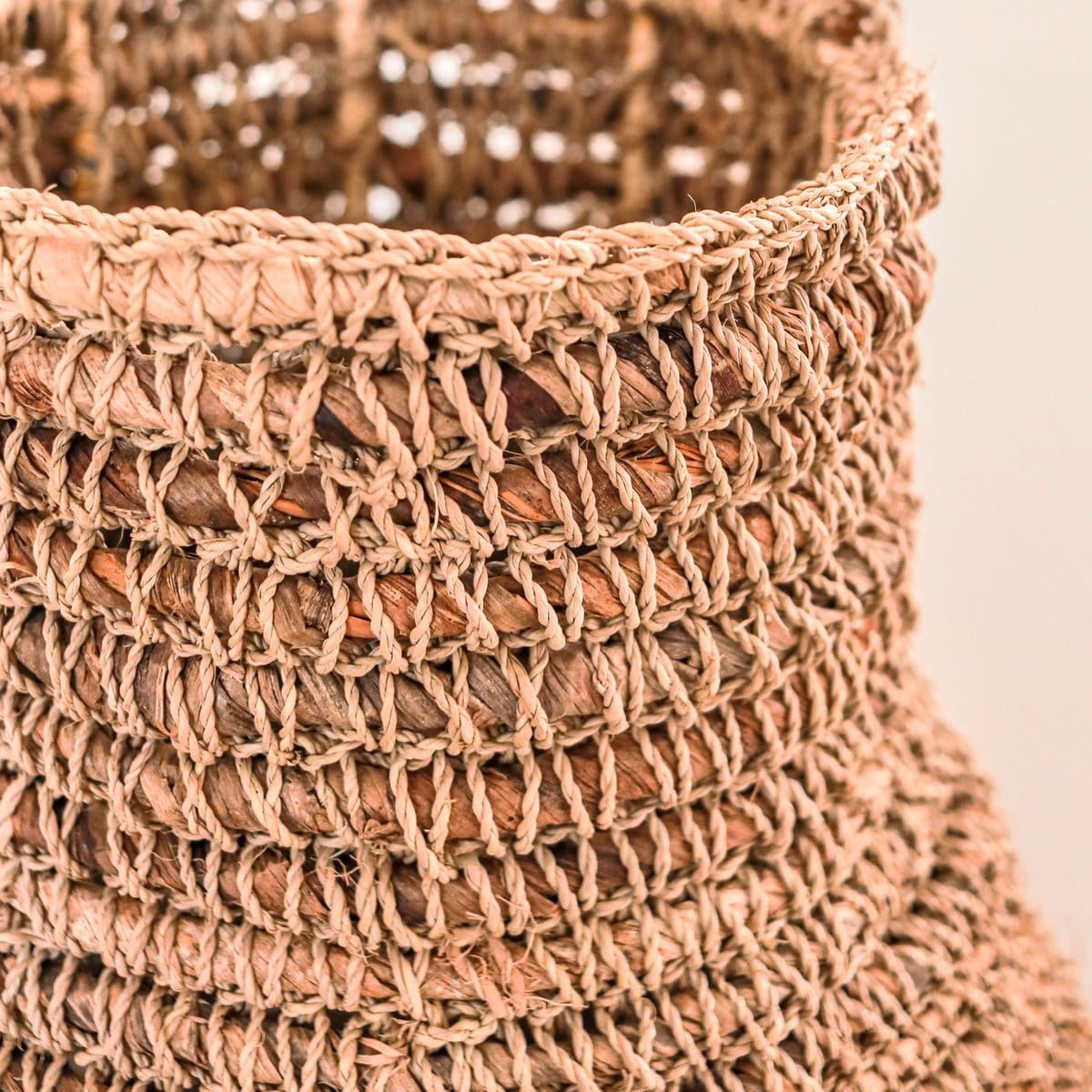 Vase en fibres naturelles – Élégance brute du raphia et de la fibre de banane (fait main à Java)