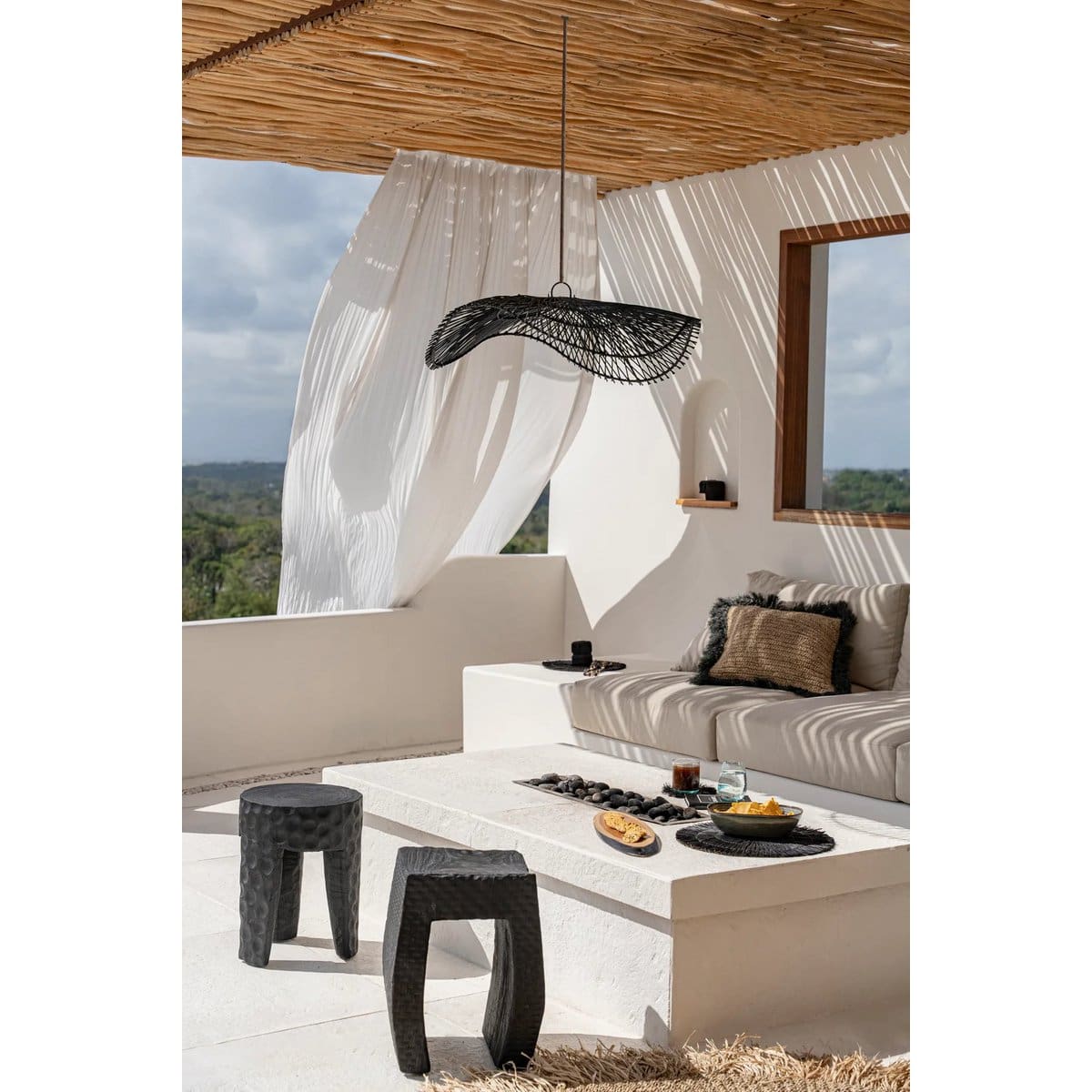 Suspension en rotin noir – Le Chapeau L, création artisanale inspirée du design organique (neuf)