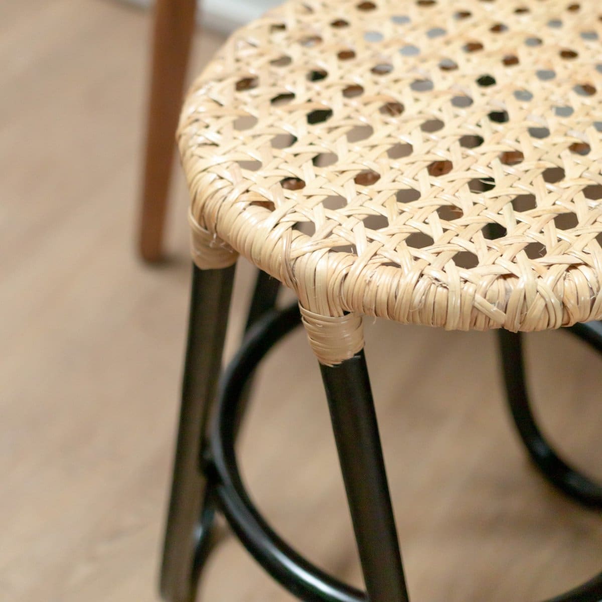 Tabouret en rotin noir Kolaka – Design sculptural à trois pieds, fait main à Java