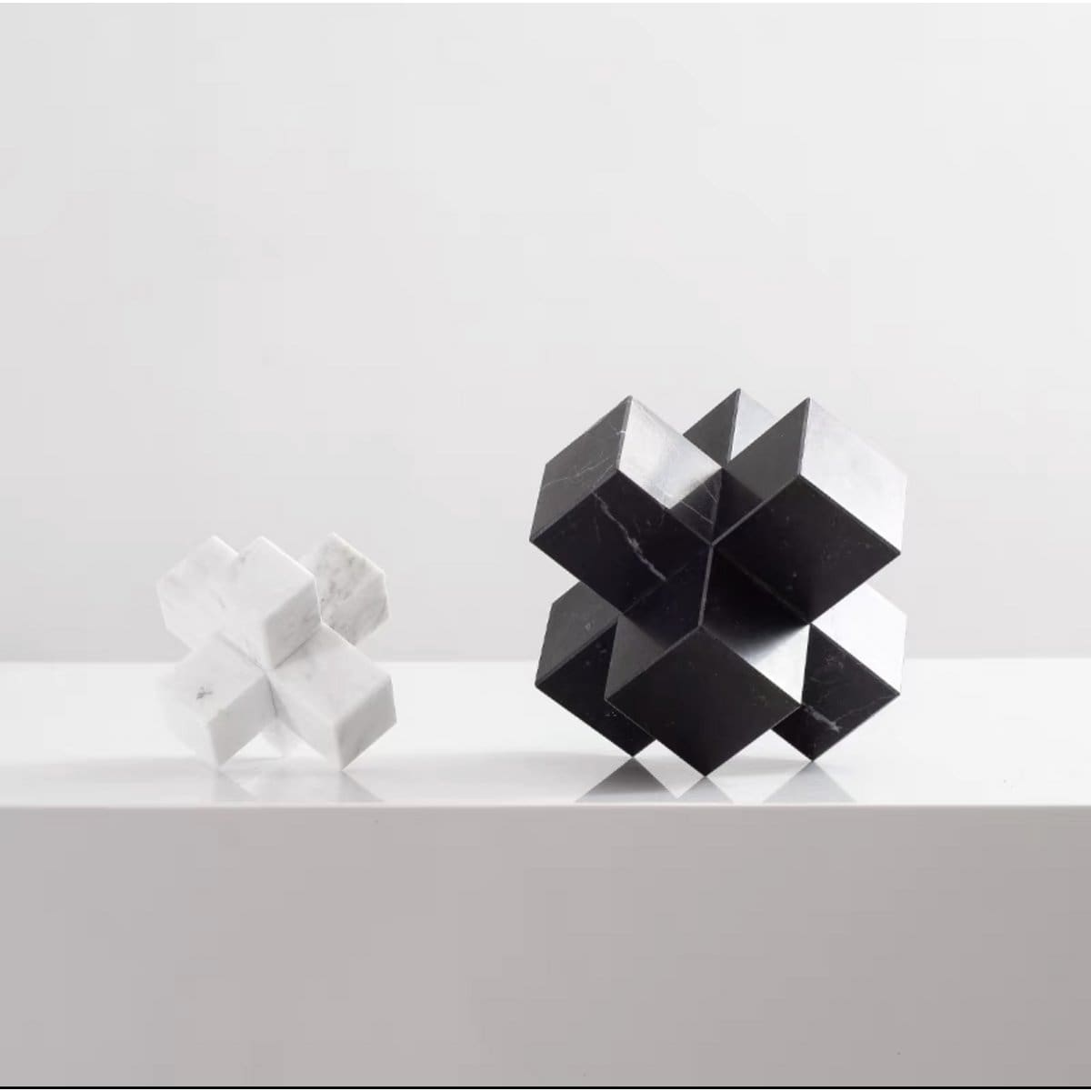 Croix en marbre noir – Sculpture décorative moderne en pierre naturelle (petit format, neuve)