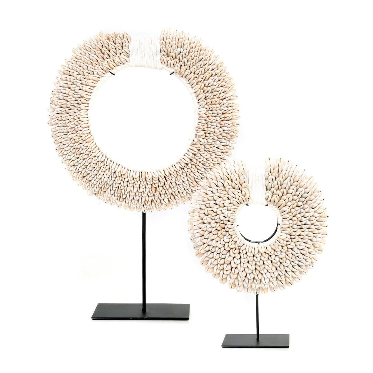 Disque en coquilles naturelles – Sculpture ethnique sur socle noir (fait main) taille S