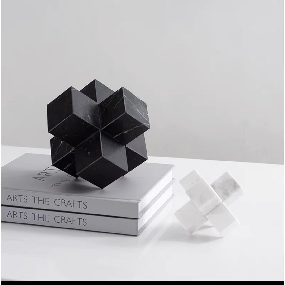 Croix en marbre noir – Sculpture décorative moderne en pierre naturelle (petit format, neuve)