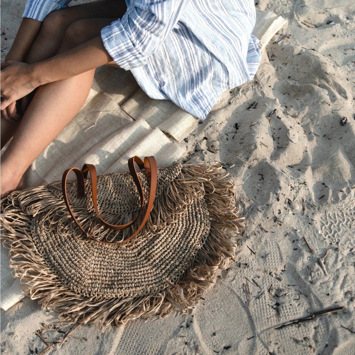 Sac de plage en raphia – Sumbawa, design bohème avec anses en cuir végétal