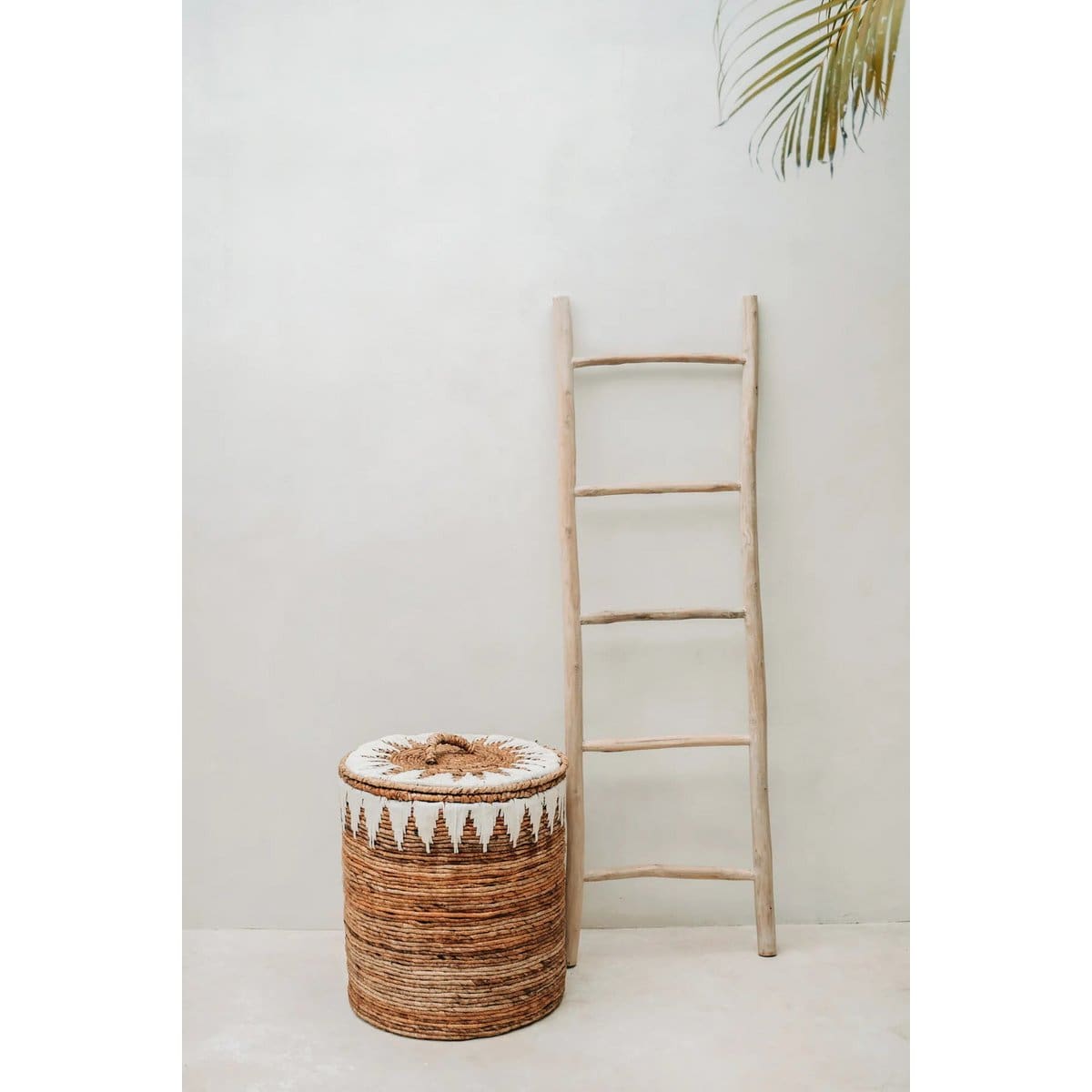 Panier à linge cousu en fibre de bananier – Couvercle et détails en coton blanc (M, neuf)
