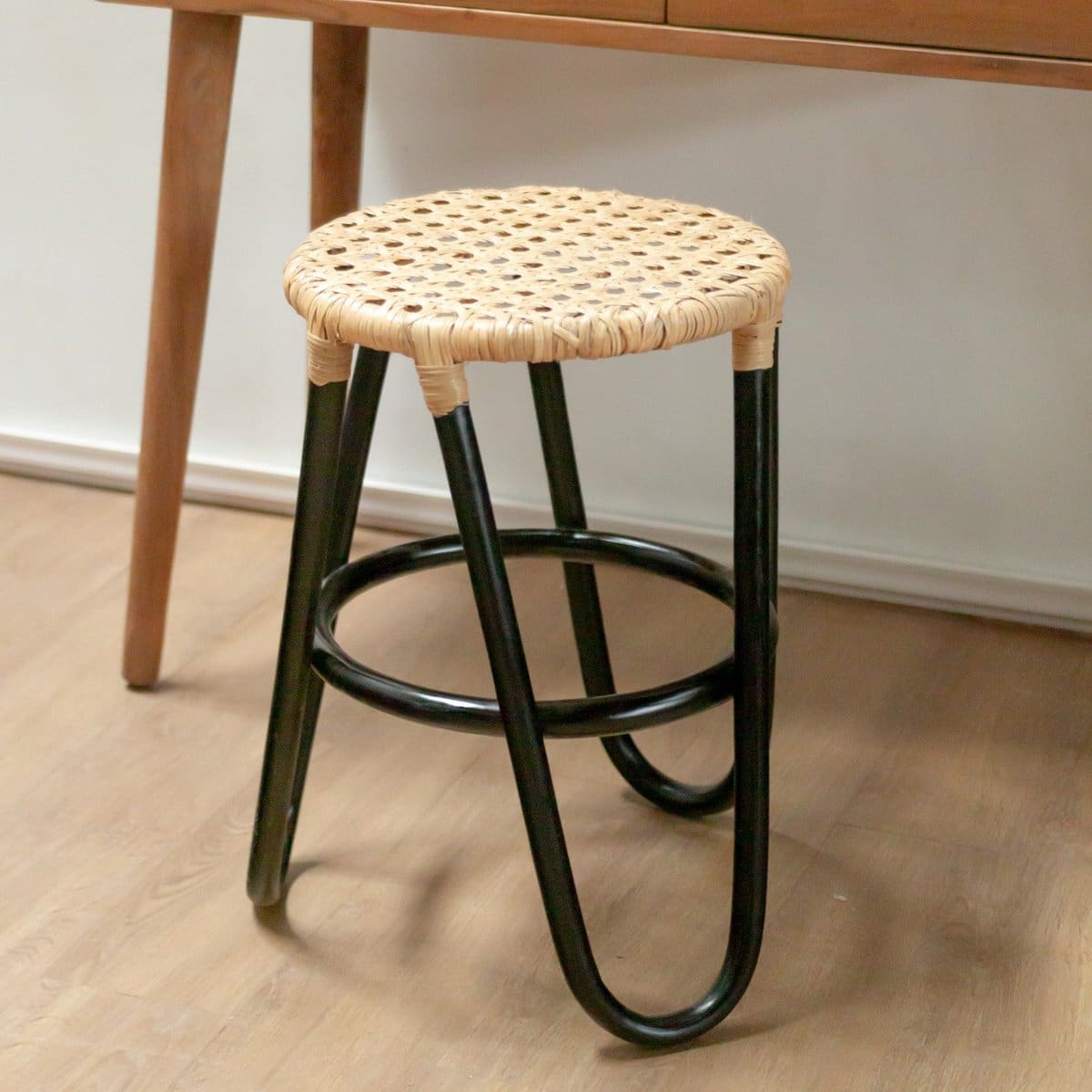 Tabouret en rotin noir Kolaka – Design sculptural à trois pieds, fait main à Java