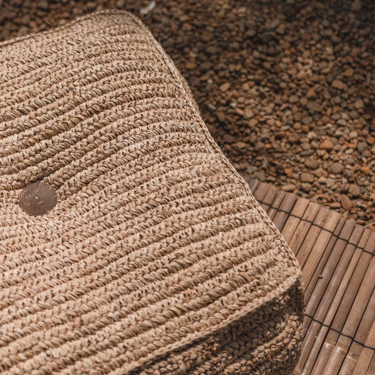 Pouf décoratif en raphia – Padar, design bohème tissé à la main (neuf)