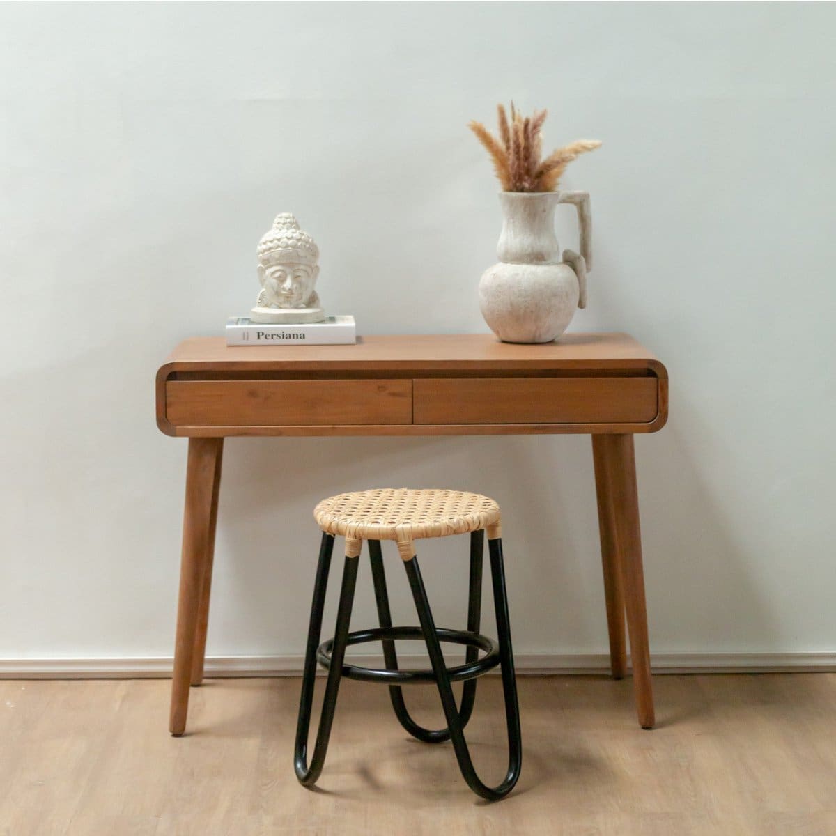 Tabouret en rotin noir Kolaka – Design sculptural à trois pieds, fait main à Java