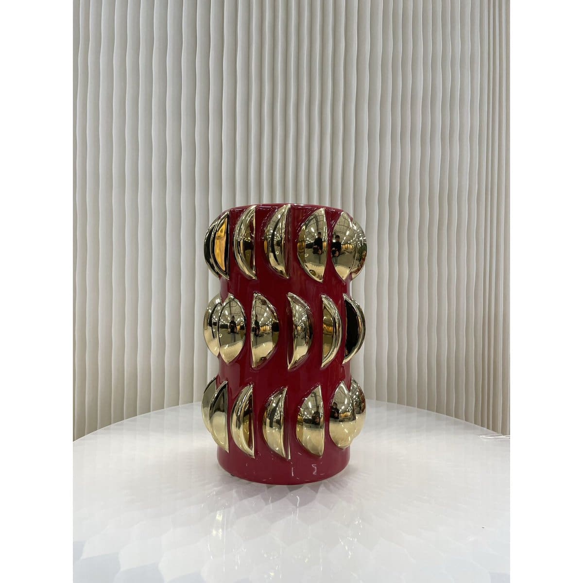 Vase rouge et or – Porcelaine laquée aux motifs sculpturaux (création neuve)